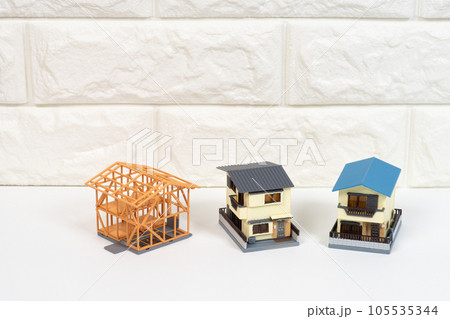 建築中と完成した木造住宅のイメージ 105535344