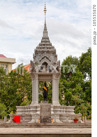 Statue of Yeay Penh in Phnom Penh 105535870