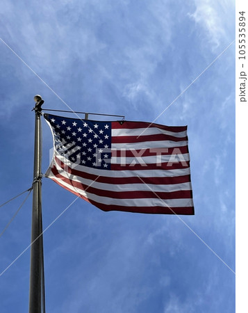 風にはためくアメリカ国旗 105535894