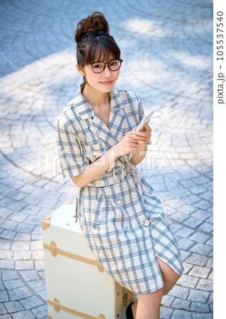 旅行　スマホ　女性　ライフスタイル 105537540