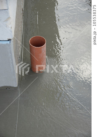 Concepts of pouring concrete screed over reinforcing mesh 105538375