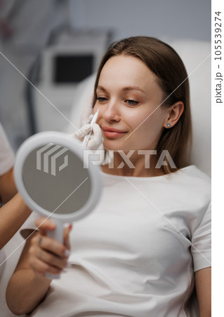 Consultation with a cosmetologist. Contour plastic. Consultation with a cosmetologist. Contour plastic. 105539274