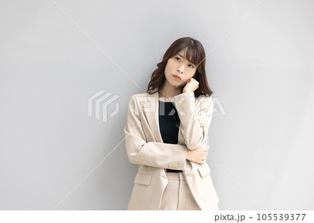 真剣な表情で考えごとをするビジネスウーマン 真剣な表情で考えごとをするビジネスウーマン 105539377