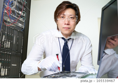 PCのメンテナンスをする男性スタッフ セッティング キッティング イメージ PCのメンテナンスをする男性スタッフ セッティング キッティング イメージ 105539467