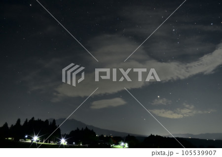 北杜市白州町、八ヶ岳の上の大きな雲の上と星空 105539907