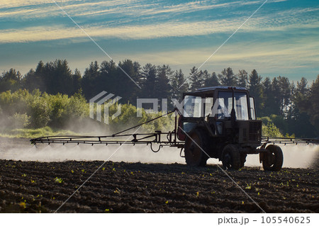 Tractor mounted agricultural pesticide sprayer, boom shaped spray for crop field. 105540625