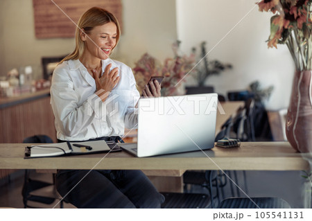 Business woman via videoconference discuss project with colleague use sign language sitting in cafe 105541131