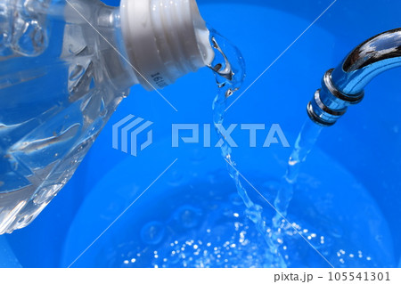 給水イメージ 水道の蛇口とペットボトル 105541301