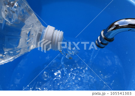 給水イメージ 水道の蛇口とペットボトル 105541303