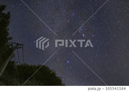 秋の星空　昇るオリオン座と冬の大三角 105541584