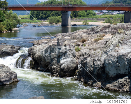 夏の闘竜灘(兵庫県加東市内)。加古川中流の景勝地。 夏の闘竜灘(兵庫県加東市内)。加古川中流の景勝地。 105541763