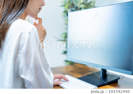 部屋でパソコンを使う女性【パーツカット】 部屋でパソコンを使う女性【パーツカット】 105542440