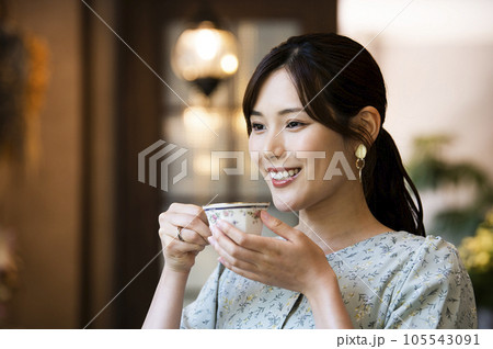 カフェでコーヒーを飲む若い女性 105543091
