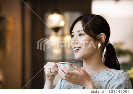 カフェでコーヒーを飲む若い女性 105543093