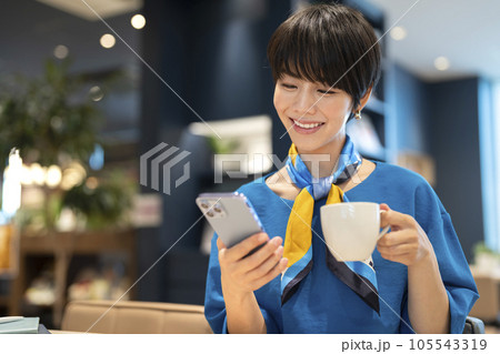 つけてスマートフォンの画面を見るアラサーの女性　撮影協力：Creadisce（丸善雄松堂株式会社） 105543319