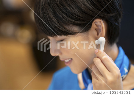 ワイヤレスイヤホンをつける若い女性 撮影協力:Creadisce(丸善雄松堂株式会社) ワイヤレスイヤホンをつける若い女性 撮影協力:Creadisce(丸善雄松堂株式会社) 105543351