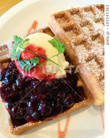 おいしいワッフルとアイスクリーム 105543363