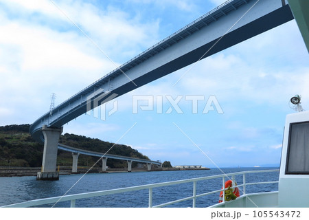 連絡船から見上げる、伊王島大橋（長崎県、2011年竣工） 105543472