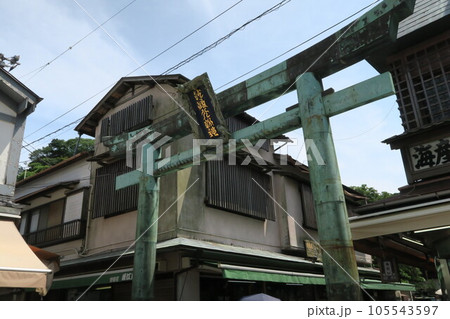 江ノ島神社の青銅の鳥居 105543597
