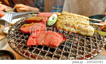 七輪と炭火で焼肉を焼く 七輪と炭火で焼肉を焼く 105543761