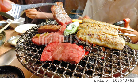 七輪と炭火で焼肉を焼く 七輪と炭火で焼肉を焼く 105543763