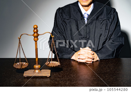 法服を着た男性と天秤　司法イメージ 105544280