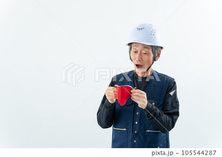 空っぽの財布を見て驚く職人 105544287
