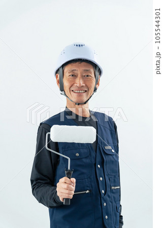 ペイントローラーを持つ職人 塗装工 塗装職人 ペイントローラーを持つ職人 塗装工 塗装職人 105544301
