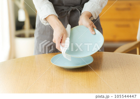お皿を拭く女性の手元写真 105544447
