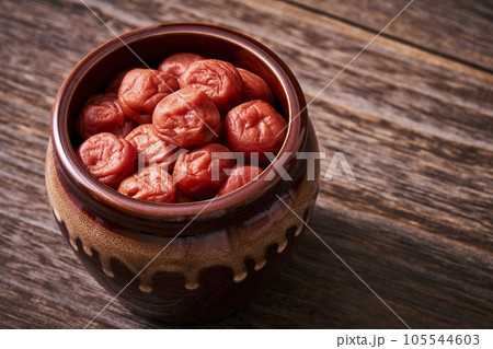 丸かめに盛られた梅干 105544603