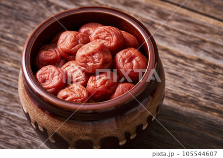 丸かめに盛られた梅干 105544607