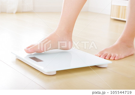 体重をはかる若い女性 体重をはかる若い女性 105544719