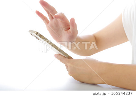 スマホを操作する女性 105544837