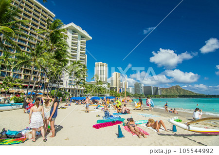 ハワイの休日【ワイキキビーチと青い空】 ハワイの休日【ワイキキビーチと青い空】 105544992