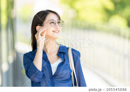 ビジネスウーマン 若い女性 ビジネス ビジネスウーマン 若い女性 ビジネス 105545086