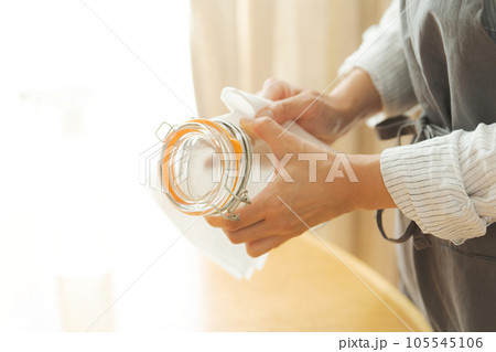 ガラス瓶を拭く女性の手元写真 105545106