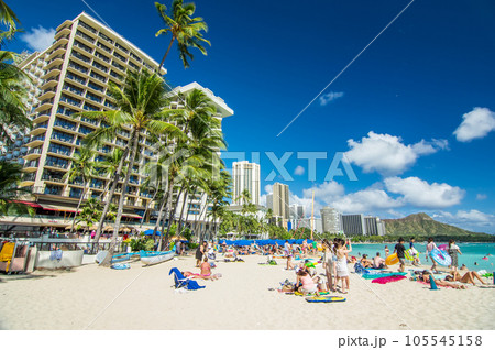 ハワイの休日【ワイキキビーチと青い空】 105545158