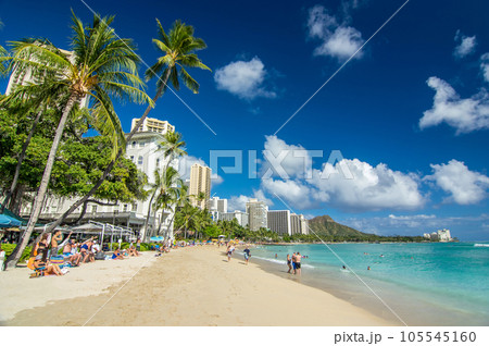 ハワイの休日【ワイキキビーチと青い空】 105545160