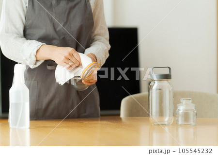 ガラス瓶を拭く女性の手元写真 105545232