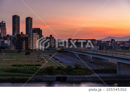 《神奈川県》武蔵小杉タワーマンションの夜景・多摩川河川敷より 《神奈川県》武蔵小杉タワーマンションの夜景・多摩川河川敷より 105545302