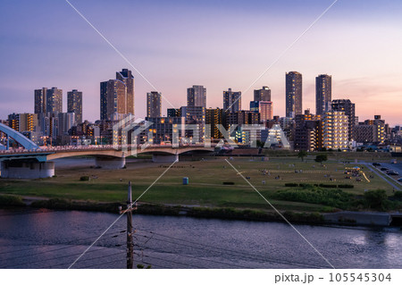 《神奈川県》武蔵小杉タワーマンションの夜景・多摩川河川敷より 《神奈川県》武蔵小杉タワーマンションの夜景・多摩川河川敷より 105545304