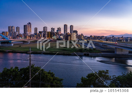 《神奈川県》武蔵小杉タワーマンションの夜景・多摩川河川敷より 105545308