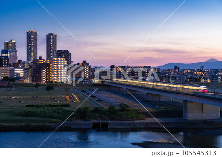 《神奈川県》武蔵小杉タワーマンションの夜景・多摩川河川敷より 105545313