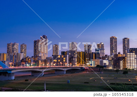 《神奈川県》武蔵小杉タワーマンションの夜景・多摩川河川敷より 105545318