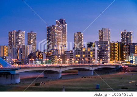 《神奈川県》武蔵小杉タワーマンションの夜景・多摩川河川敷より 《神奈川県》武蔵小杉タワーマンションの夜景・多摩川河川敷より 105545319