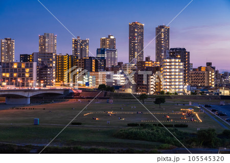 《神奈川県》武蔵小杉タワーマンションの夜景・多摩川河川敷より 《神奈川県》武蔵小杉タワーマンションの夜景・多摩川河川敷より 105545320