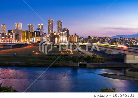 《神奈川県》武蔵小杉タワーマンションの夜景・多摩川河川敷より 《神奈川県》武蔵小杉タワーマンションの夜景・多摩川河川敷より 105545333