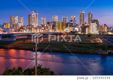 《神奈川県》武蔵小杉タワーマンションの夜景・多摩川河川敷より 105545334