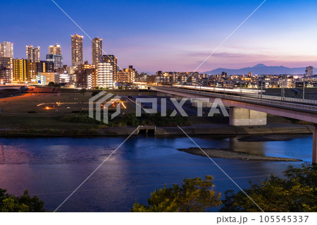 《神奈川県》武蔵小杉タワーマンションの夜景・多摩川河川敷より 《神奈川県》武蔵小杉タワーマンションの夜景・多摩川河川敷より 105545337
