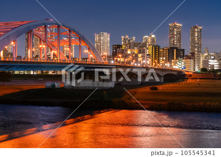 《神奈川県》武蔵小杉タワーマンションの夜景・多摩川河川敷より 105545341